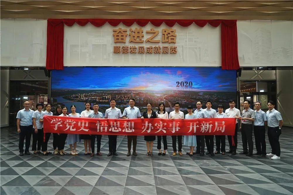 姑娘教外交官吃西餐，哪想吃饭和打仗一样，左手刀右手枪游戏画面