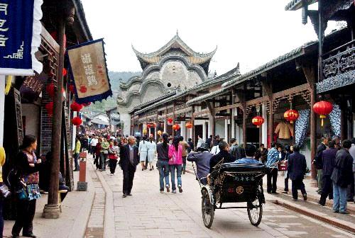 优雅跟岁月无关：86岁莫尼列白发苍苍，挽着69岁不婚儿子，很满足